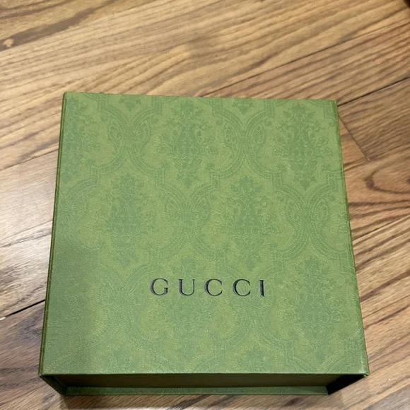 Gucci Reversible Black Leather Belt with Gold Buckle - Picture 3 of 4